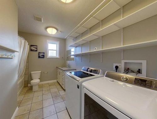 7111 South Glen Avenue, Edson, AB - Indoor Photo Showing Laundry Room