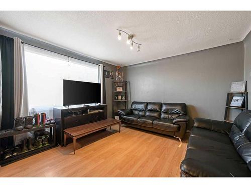 4904 50 Street, Colinton, AB - Indoor Photo Showing Living Room