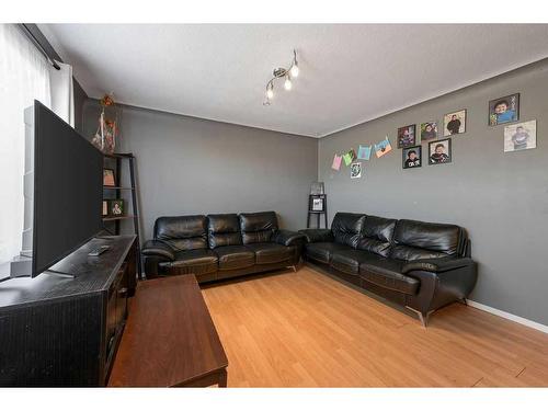 4904 50 Street, Colinton, AB - Indoor Photo Showing Living Room