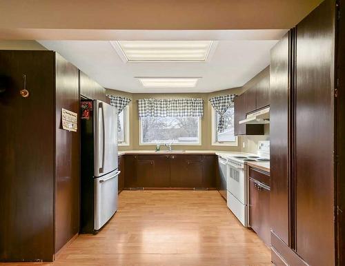 4904 50 Street, Colinton, AB - Indoor Photo Showing Kitchen