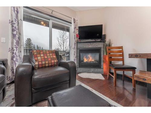 216-901 Mountain Street, Canmore, AB - Indoor Photo Showing Living Room With Fireplace
