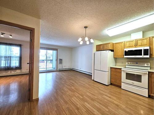 202-777 48 Street, Edson, AB - Indoor Photo Showing Kitchen