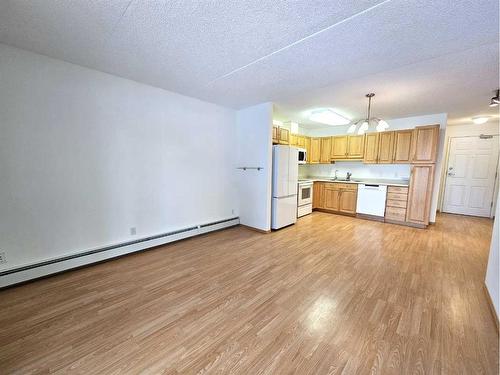 202-777 48 Street, Edson, AB - Indoor Photo Showing Kitchen