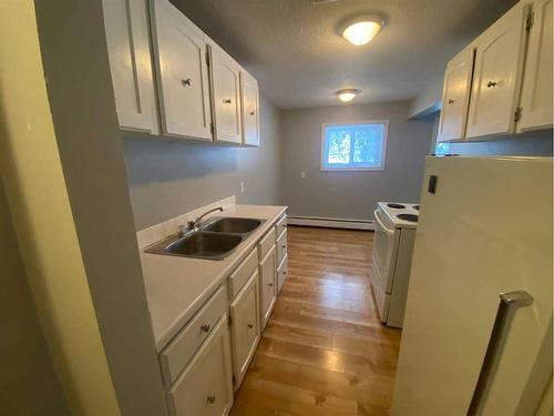 2-506 41 Street, Edson, AB - Indoor Photo Showing Kitchen With Double Sink
