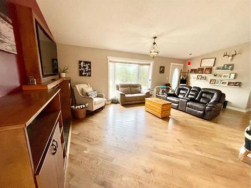 3-24426 East River Road, Rural Yellowhead County, AB - Indoor Photo Showing Living Room