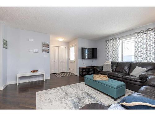 301 12 Street Se, Slave Lake, AB - Indoor Photo Showing Living Room