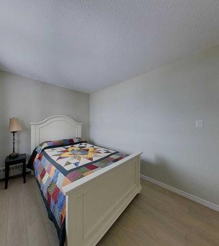 307B-5611 9 Avenue, Edson, AB - Indoor Photo Showing Bedroom