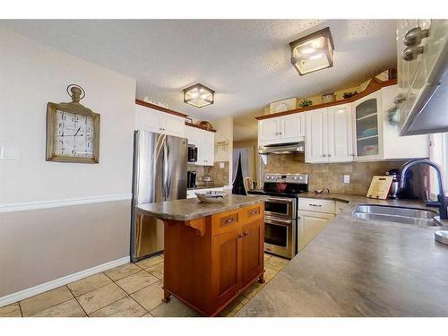 908 14 Avenue Se, Slave Lake, AB - Indoor Photo Showing Kitchen With Double Sink