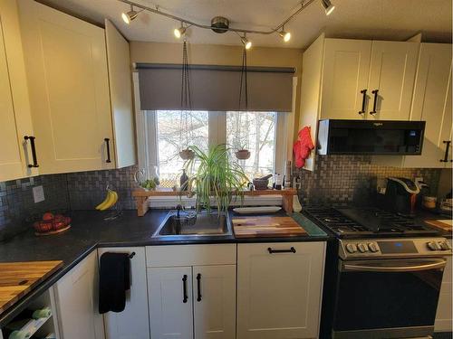 513 Hammond Drive South, Fox Creek, AB - Indoor Photo Showing Kitchen