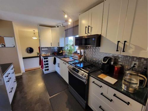 513 Hammond Drive South, Fox Creek, AB - Indoor Photo Showing Kitchen With Upgraded Kitchen