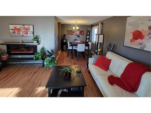 513 Hammond Drive South, Fox Creek, AB - Indoor Photo Showing Living Room