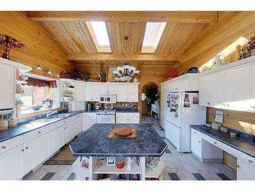 593002A Range Road 121, Rural Woodlands County, AB - Indoor Photo Showing Kitchen