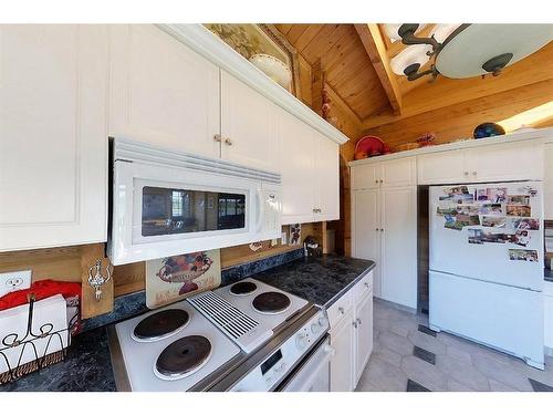 593002A Range Road 121, Rural Woodlands County, AB - Indoor Photo Showing Kitchen