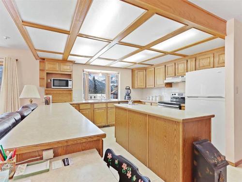 285 Grizzly Crescent, Canmore, AB - Indoor Photo Showing Kitchen