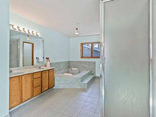 285 Grizzly Crescent, Canmore, AB - Indoor Photo Showing Bathroom