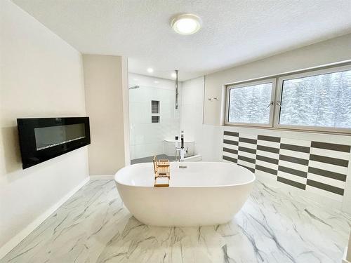 210 Seabolt Estates, Rural Yellowhead County, AB - Indoor Photo Showing Bathroom