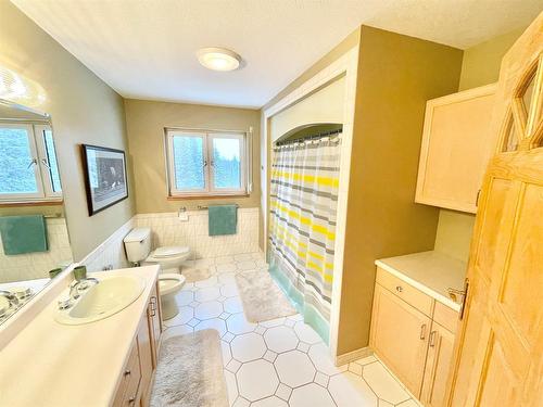 210 Seabolt Estates, Rural Yellowhead County, AB - Indoor Photo Showing Bathroom