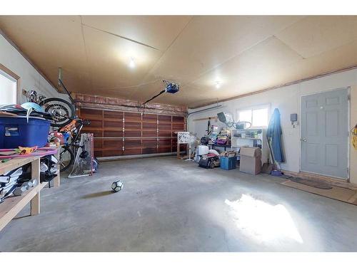 1040 6 St Se, Slave Lake, AB - Indoor Photo Showing Garage