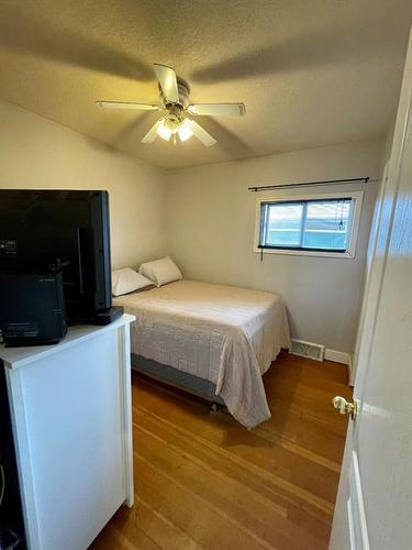 5330 4 Avenue, Edson, AB - Indoor Photo Showing Bedroom