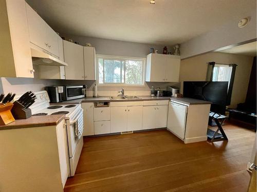 5330 4 Avenue, Edson, AB - Indoor Photo Showing Kitchen With Double Sink