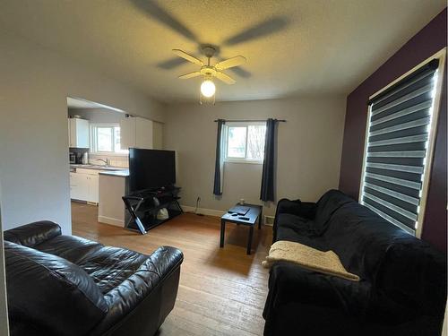 5330 4 Avenue, Edson, AB - Indoor Photo Showing Living Room