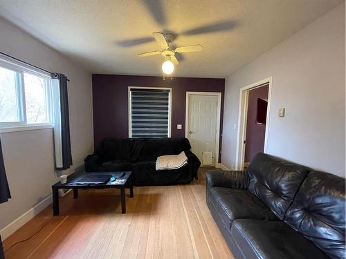 5330 4 Avenue, Edson, AB - Indoor Photo Showing Living Room