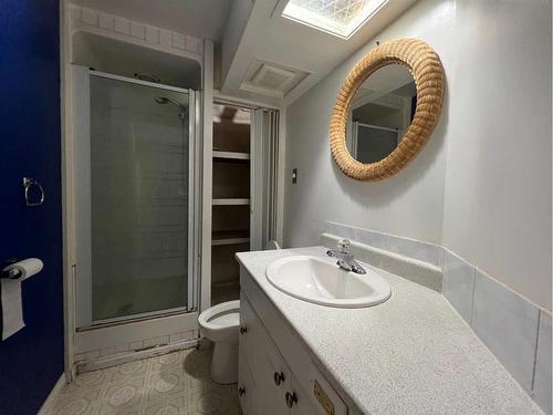 4304 7 Avenue, Edson, AB - Indoor Photo Showing Bathroom