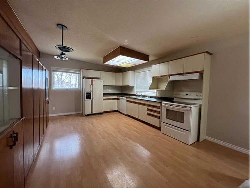 4304 7 Avenue, Edson, AB - Indoor Photo Showing Kitchen