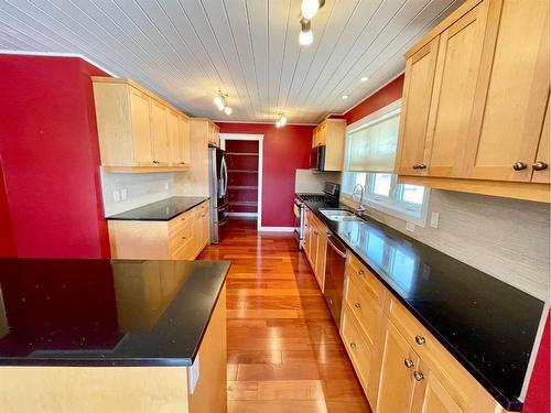 1002 Poplar Avenue, Jasper, AB - Indoor Photo Showing Kitchen With Double Sink