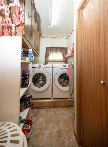 618 Willow Drive, Sunset Beach, AB - Indoor Photo Showing Laundry Room