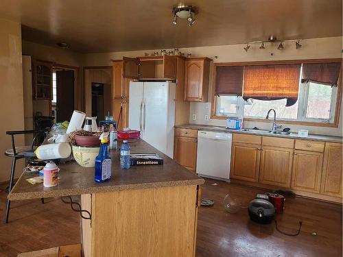 55402 Range Road 144, Rural Yellowhead County, AB - Indoor Photo Showing Kitchen With Double Sink