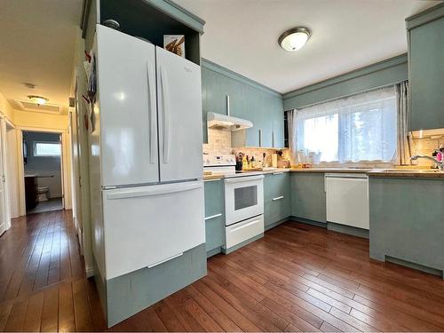 4823 Ravine Drive, Swan Hills, AB - Indoor Photo Showing Kitchen