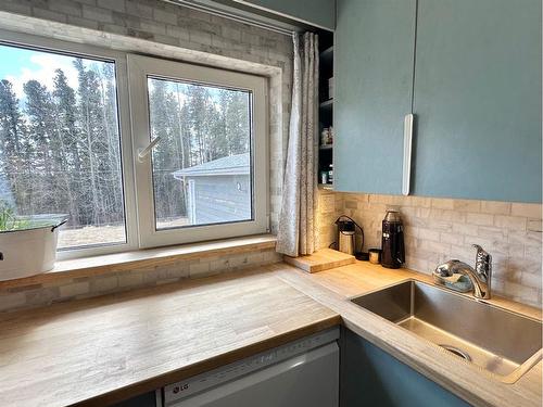 4823 Ravine Drive, Swan Hills, AB - Indoor Photo Showing Kitchen