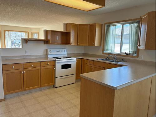 Unit 6-4920 53 Avenue, Whitecourt, AB - Indoor Photo Showing Kitchen With Double Sink