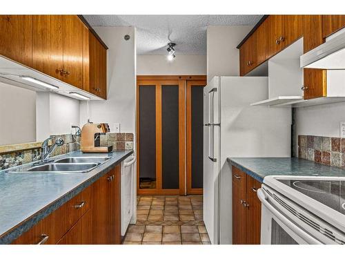 217-115 Elk Run Boulevard Se, Canmore, AB - Indoor Photo Showing Kitchen With Double Sink