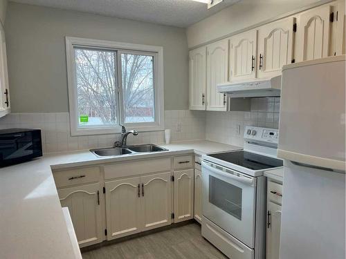 705 8 Avenue, Fox Creek, AB - Indoor Photo Showing Kitchen With Double Sink