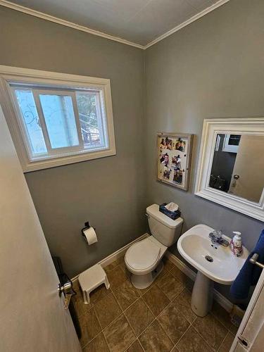 4221 5 Avenue, Edson, AB - Indoor Photo Showing Bathroom