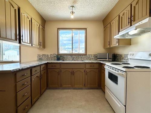 20 Southview Avenue, Swan Hills, AB - Indoor Photo Showing Kitchen With Double Sink