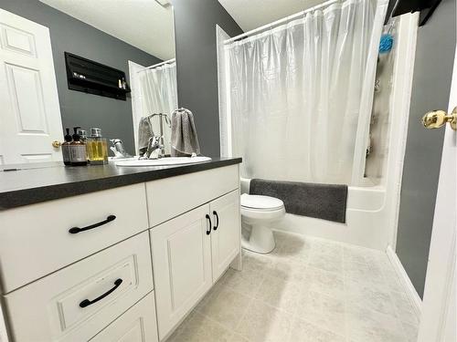 10 Park Point, Whitecourt, AB - Indoor Photo Showing Bathroom