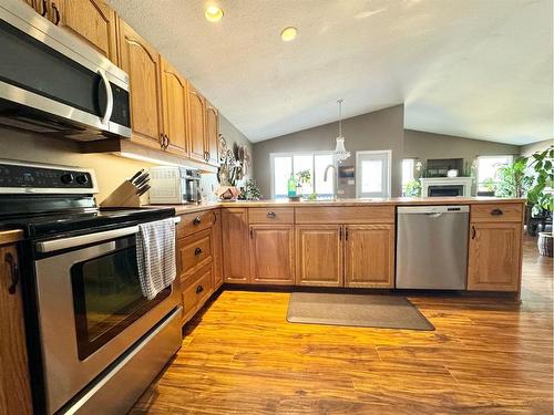 10 Park Point, Whitecourt, AB - Indoor Photo Showing Kitchen With Stainless Steel Kitchen
