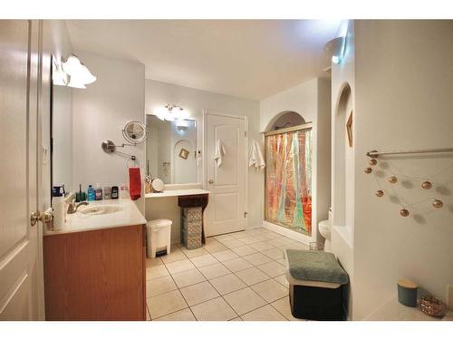 215 Tocher Avenue, Hinton, AB - Indoor Photo Showing Bathroom