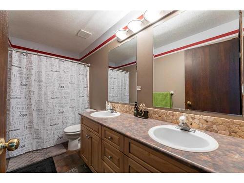 174 Hallam Drive, Hinton, AB - Indoor Photo Showing Bathroom