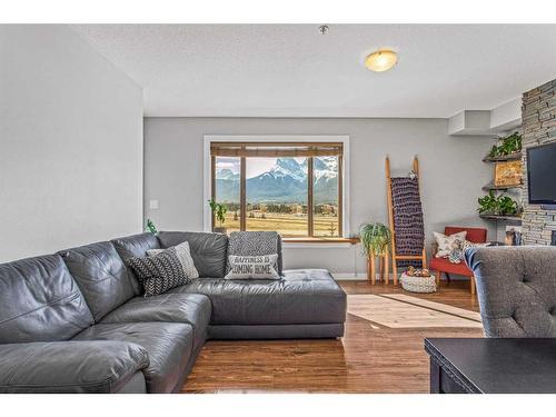302-300 Palliser Lane, Canmore, AB - Indoor Photo Showing Living Room