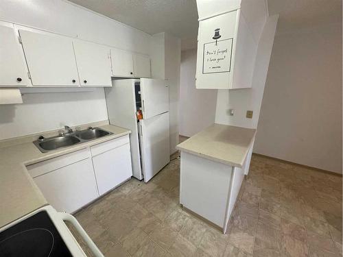 5-5423 10 Avenue, Edson, AB - Indoor Photo Showing Kitchen With Double Sink