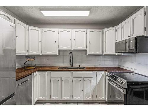 6-124 Beaver Street, Banff, AB - Indoor Photo Showing Kitchen