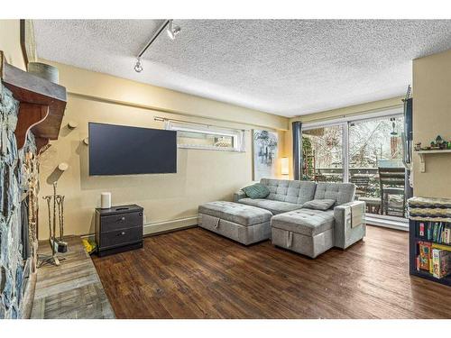 6-124 Beaver Street, Banff, AB - Indoor Photo Showing Living Room