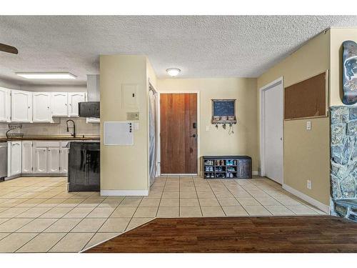 6-124 Beaver Street, Banff, AB - Indoor Photo Showing Kitchen