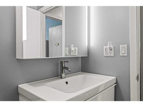 6-124 Beaver Street, Banff, AB - Indoor Photo Showing Bathroom