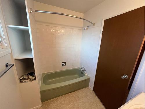 607 7 Avenue, Fox Creek, AB - Indoor Photo Showing Bathroom