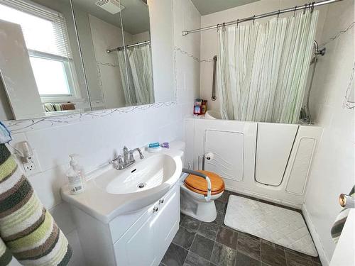 113 Chetamon Drive, Hinton, AB - Indoor Photo Showing Bathroom